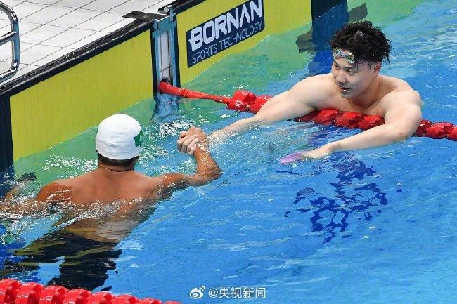 同时，影片发布一组;神兵天降;版海报，饰演应急反应特勤队队长高谦的彭于晏从直升机上速降，向海中遇险之人伸出希望之手；饰演绞车手赵呈的王彦霖飞奔在即将沉没的失事飞机上，寻找一线生机拯救更多人；而饰演机长方宇凌的辛芷蕾则沉着冷静驾驶着直升机，为救生员提供最强保障